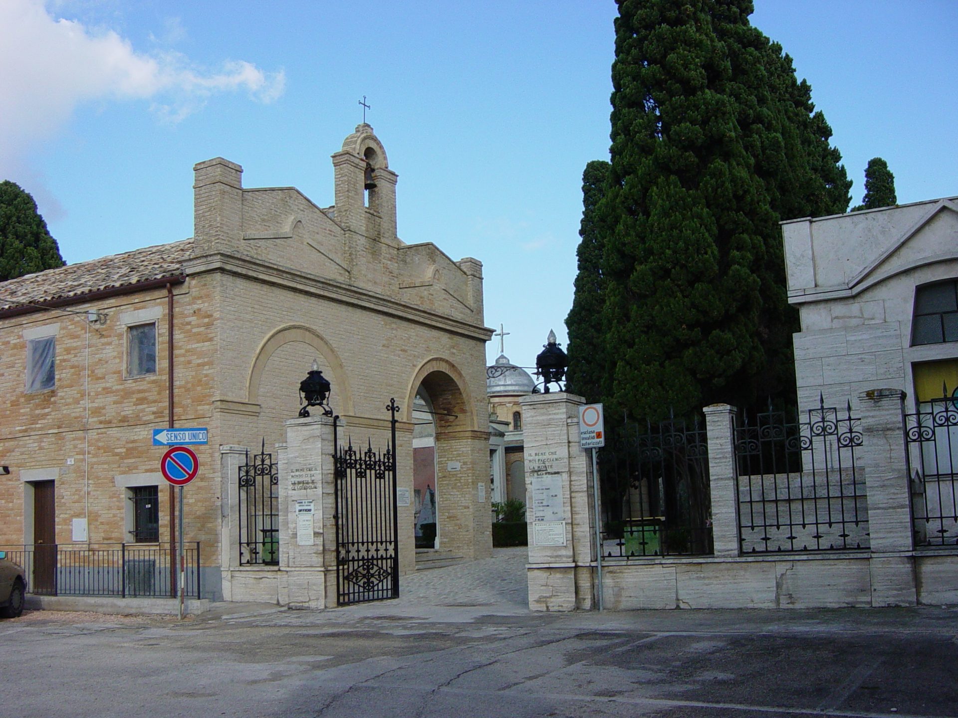 cemetery entrance.JPG